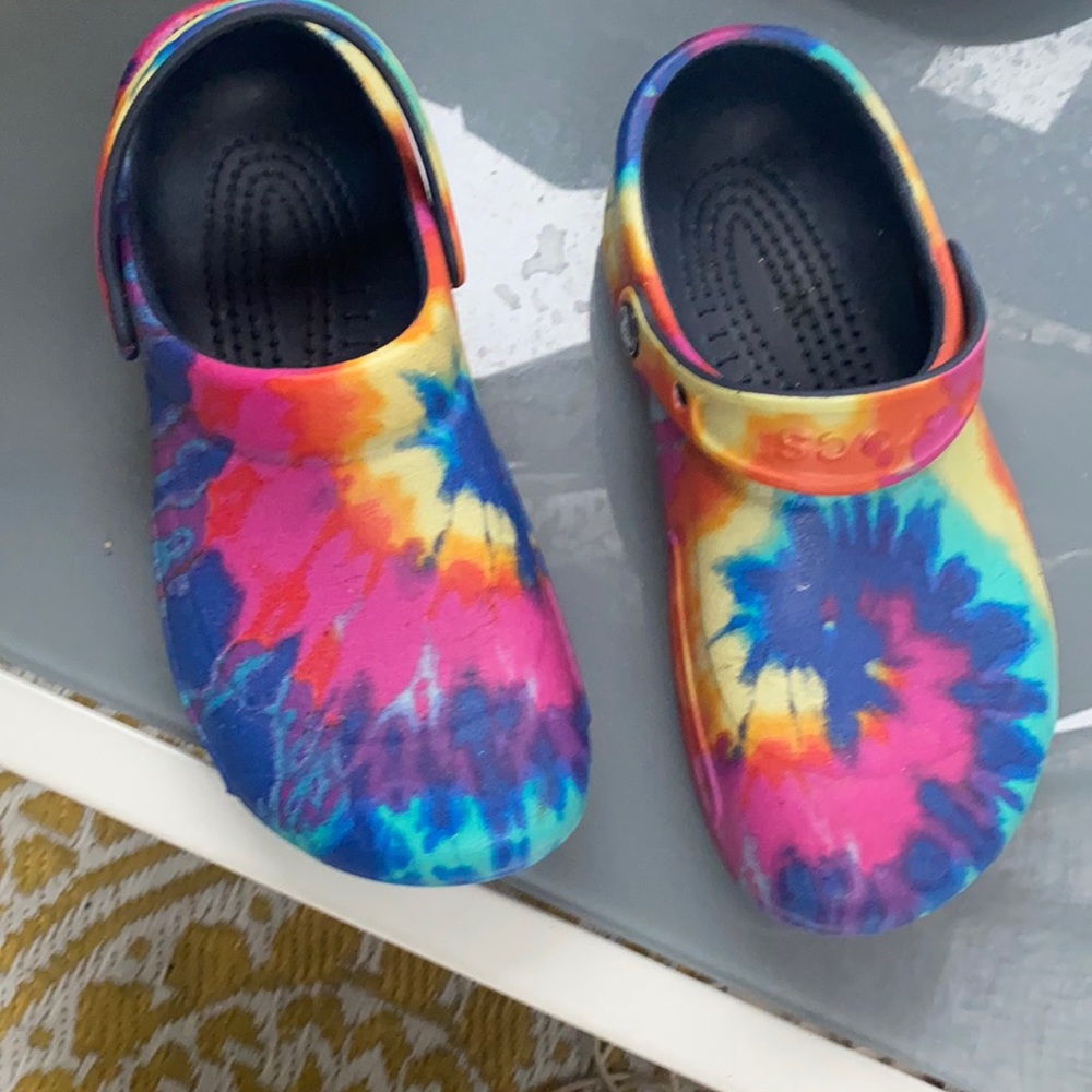Tie dye crocs fairly used excellent condition. Women’s size 7.